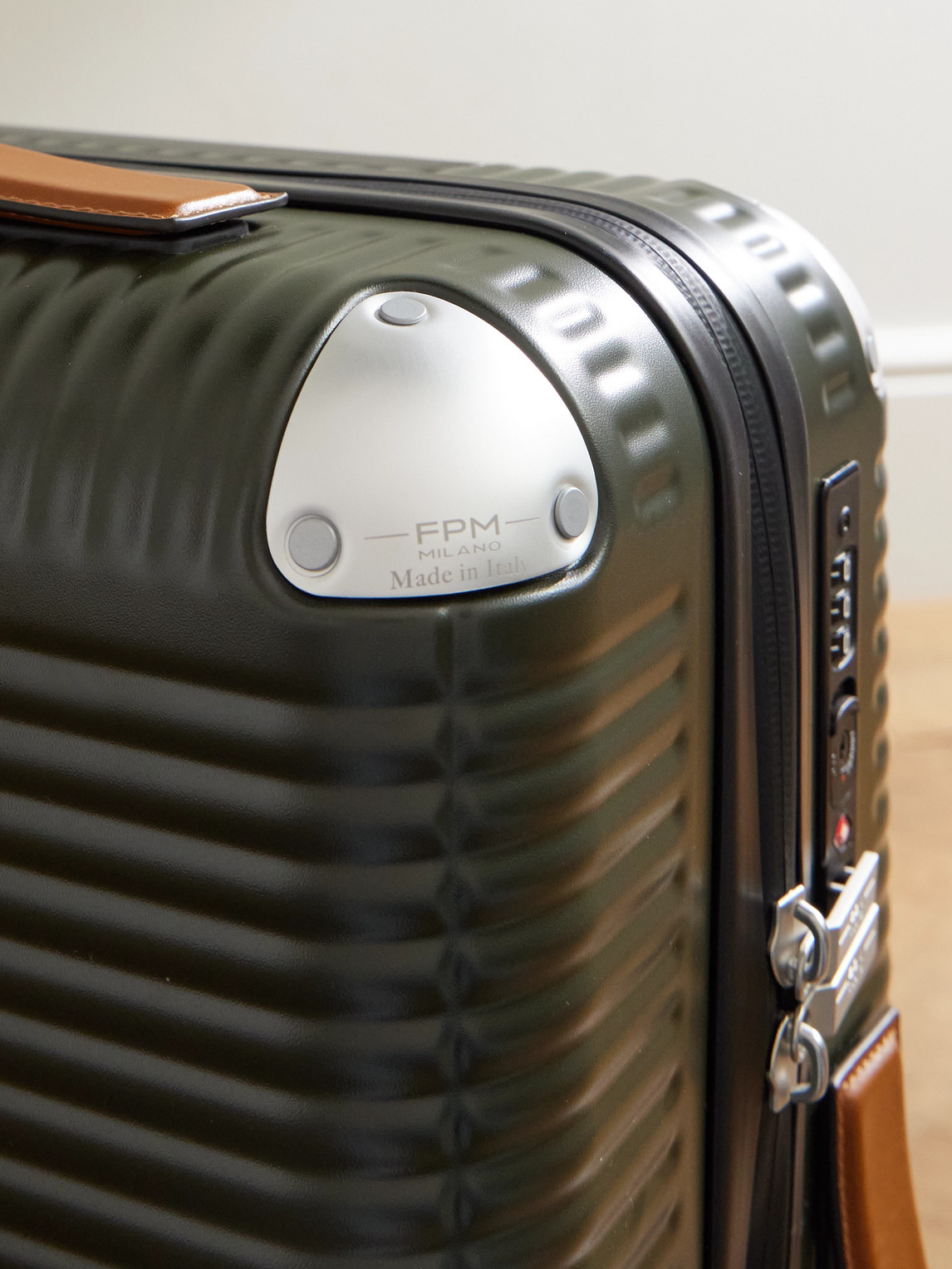 Fpm Milano Bank Zip Deluxe M 55cm Leather-trimmed Polycarbonate Spinner Carry-on Suitcase In Green