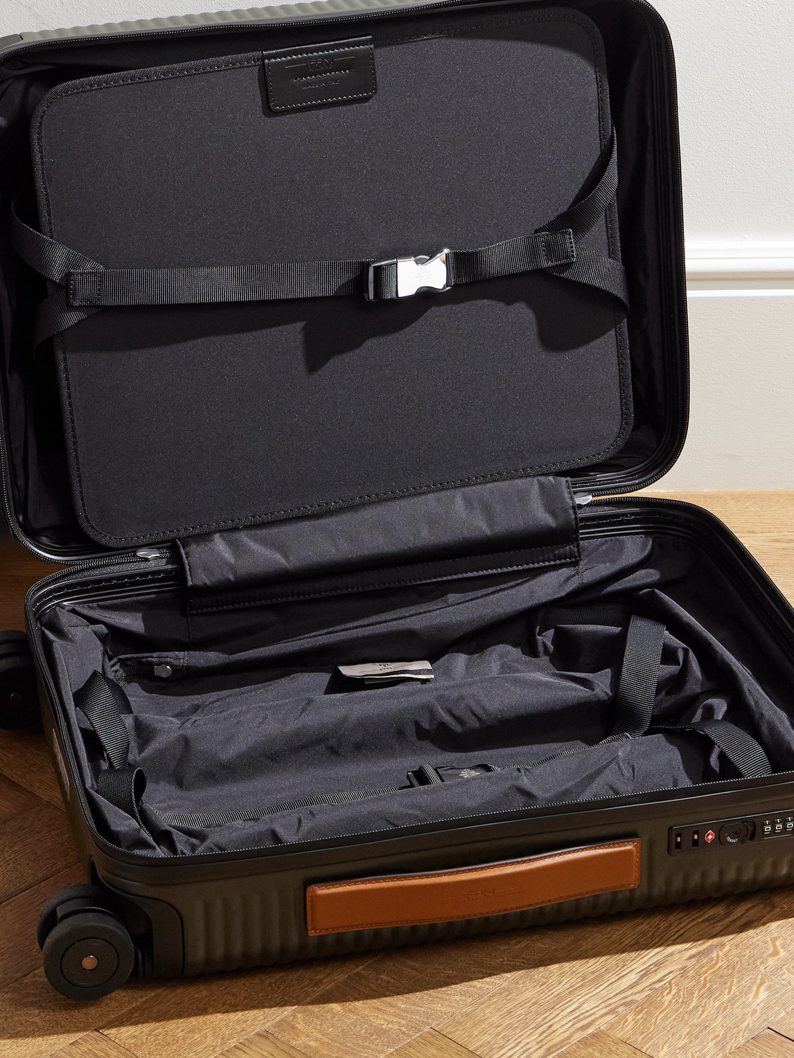 Fpm Milano Bank Zip Deluxe M 55cm Leather-trimmed Polycarbonate Spinner Carry-on Suitcase In Green