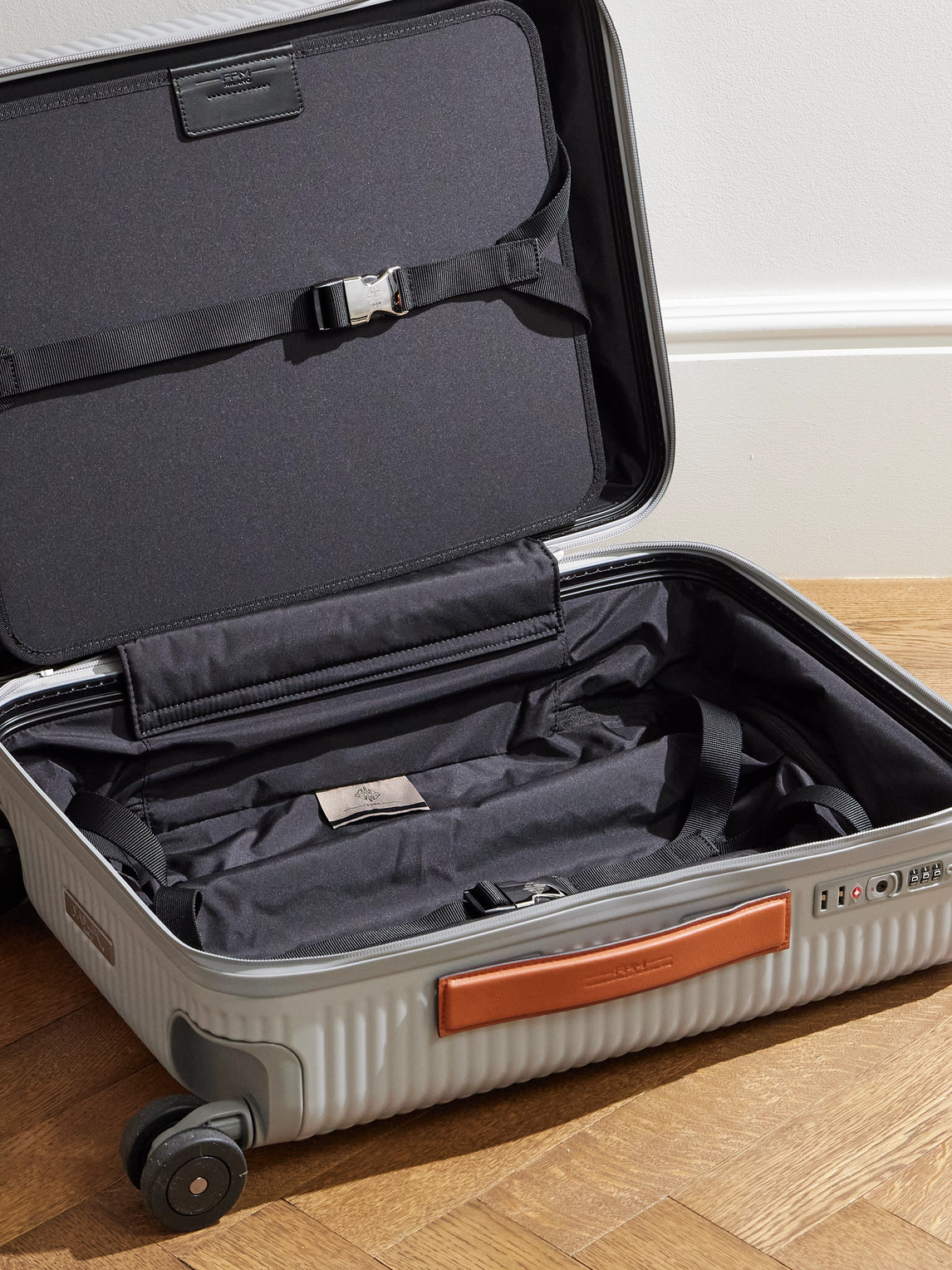 Fpm Milano Bank Zip Deluxe M 55cm Leather-trimmed Polycarbonate Spinner Carry-on Suitcase In Gray