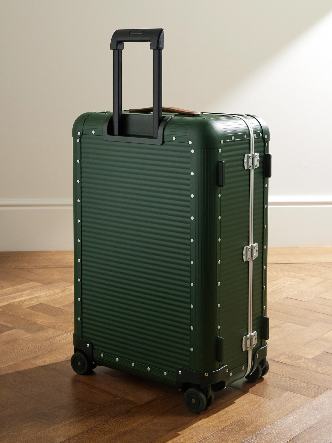 Fpm Milano Bank Spinner 68cm Leather-trimmed Polycarbonate Spinner Suitcase In Green