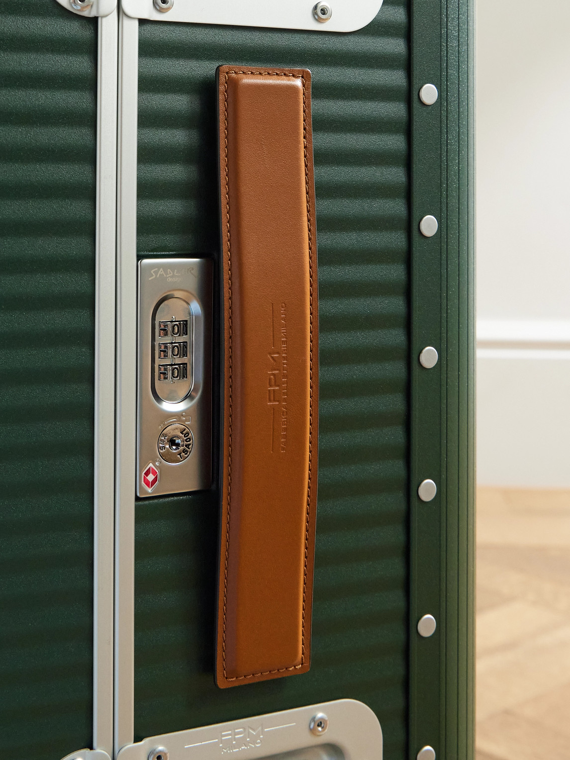 Fpm Milano Bank Spinner 68cm Leather-trimmed Polycarbonate Spinner Suitcase In Green