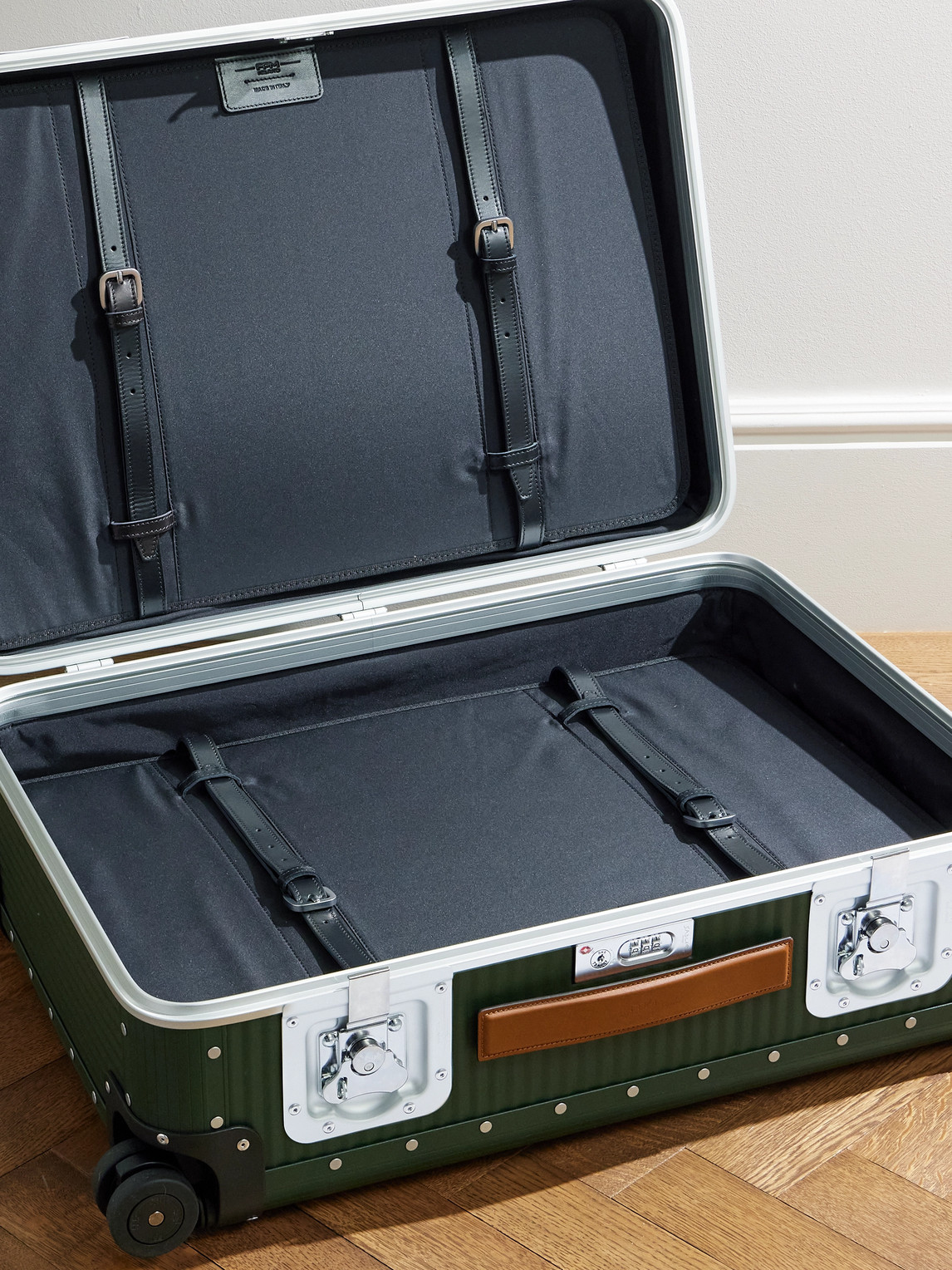 Fpm Milano Bank Spinner 68cm Leather-trimmed Polycarbonate Spinner Suitcase In Green