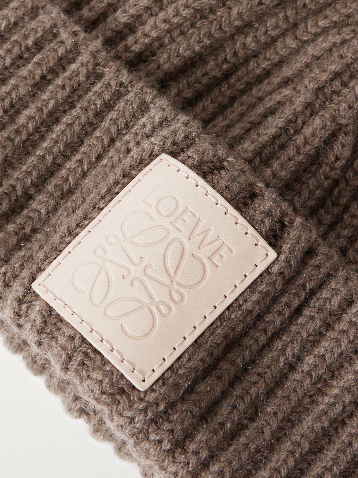 Loewe Logo-appliquéd Ribbed Cashmere Beanie In Brown