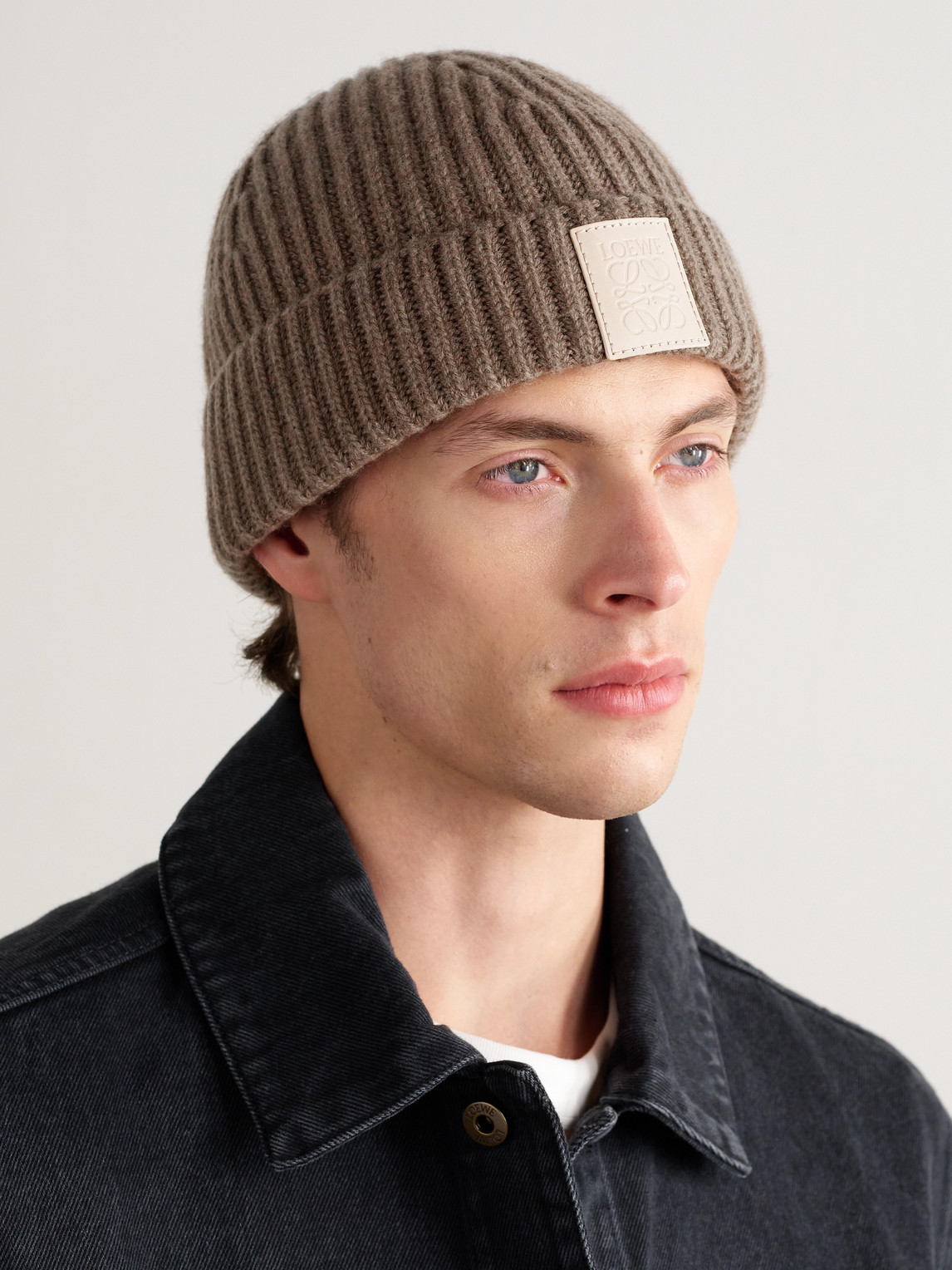 Loewe Logo-appliquéd Ribbed Cashmere Beanie In Brown