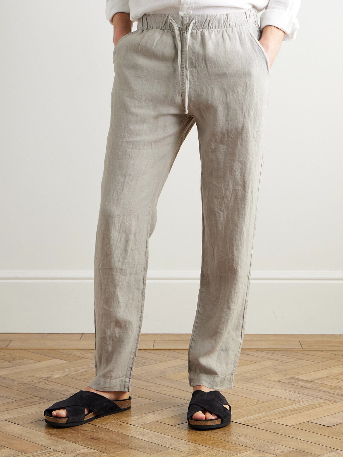Hartford Joggy Tapered Linen Drawstring Trousers In Gray