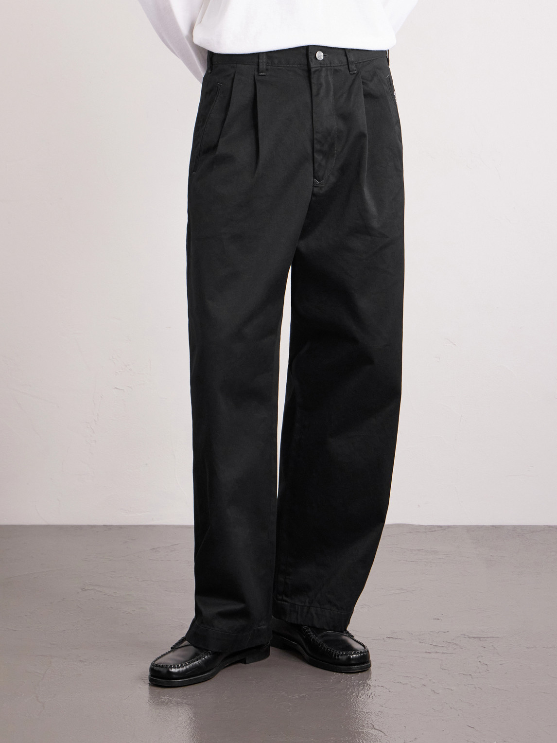 Wide-Leg Logo-Embroidered Pleated Cotton-Twill Chinos