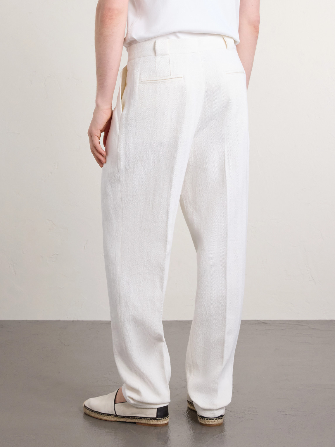  Brunello Cucinelli - Straight-leg Pleated Herringbone Cotton And Linen-blend Trousers - Men - White - It 46 