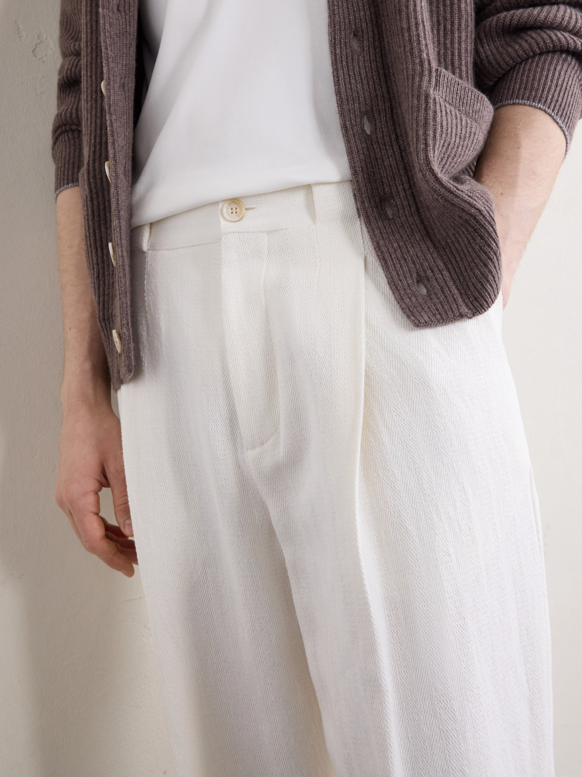Straight-Leg Pleated Herringbone Cotton And Linen-Blend Trousers