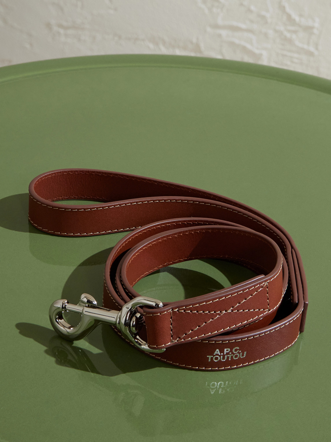 Apc Toutou Logo-print Leather Dog Lead In Brown