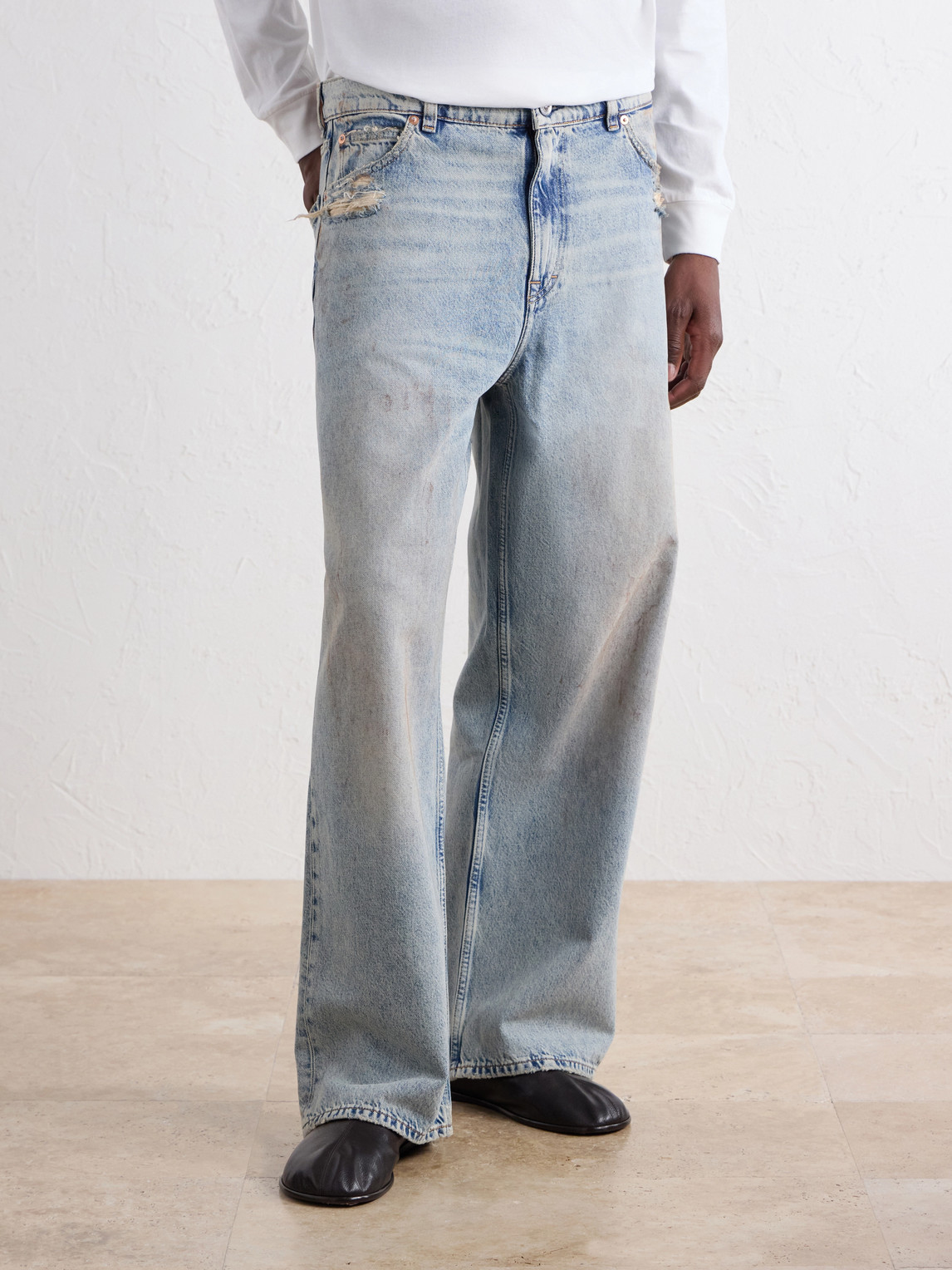 Vast Cut Wide-Leg Distressed Jeans