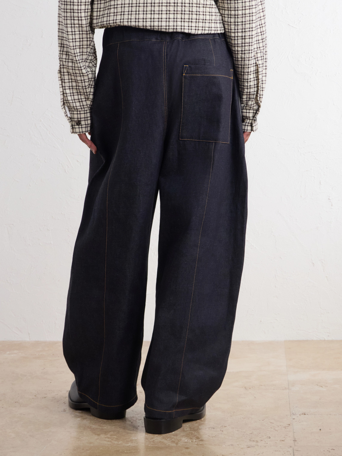 Barrel-Leg Pleated Jeans
