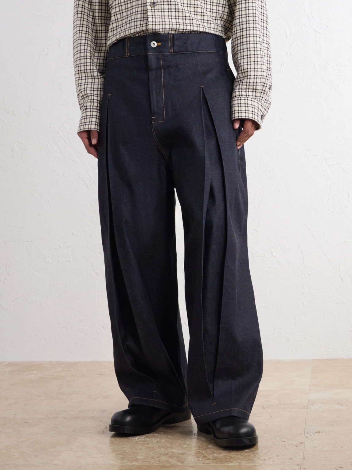 Barrel-Leg Pleated Jeans