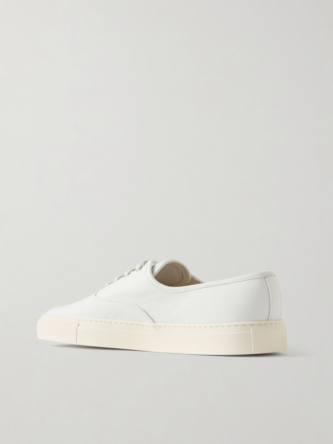 COMMON PROJECTS 덱 풀 그레인 가죽 스니커즈