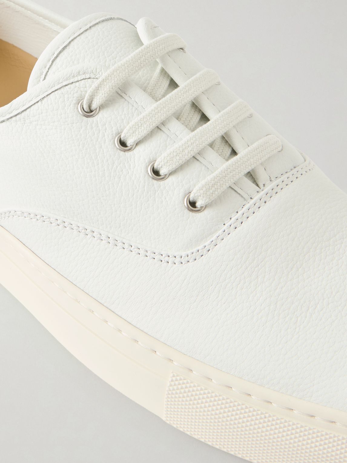 COMMON PROJECTS 덱 풀 그레인 가죽 스니커즈