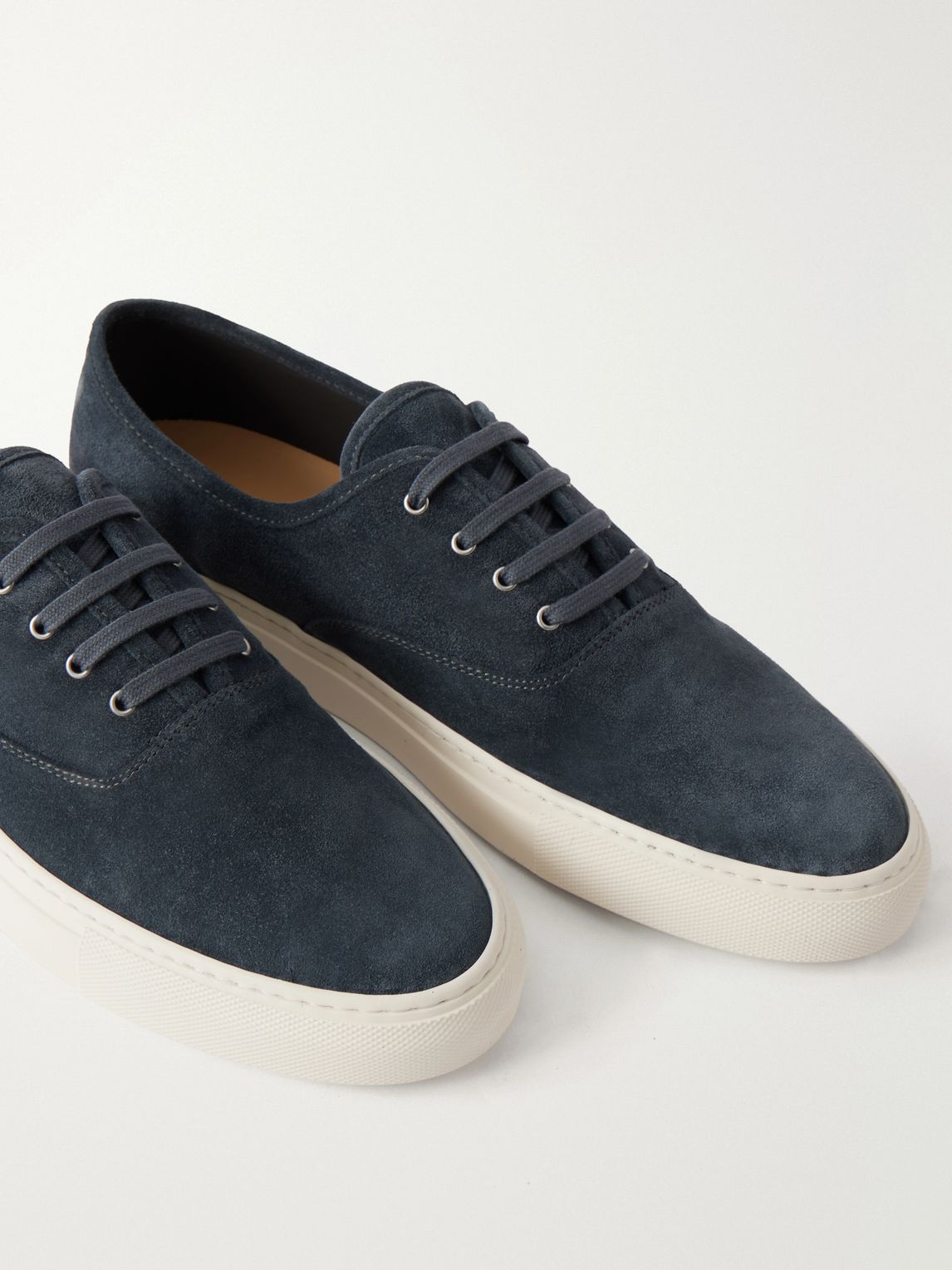 COMMON PROJECTS 덱 스웨이드 스니커즈