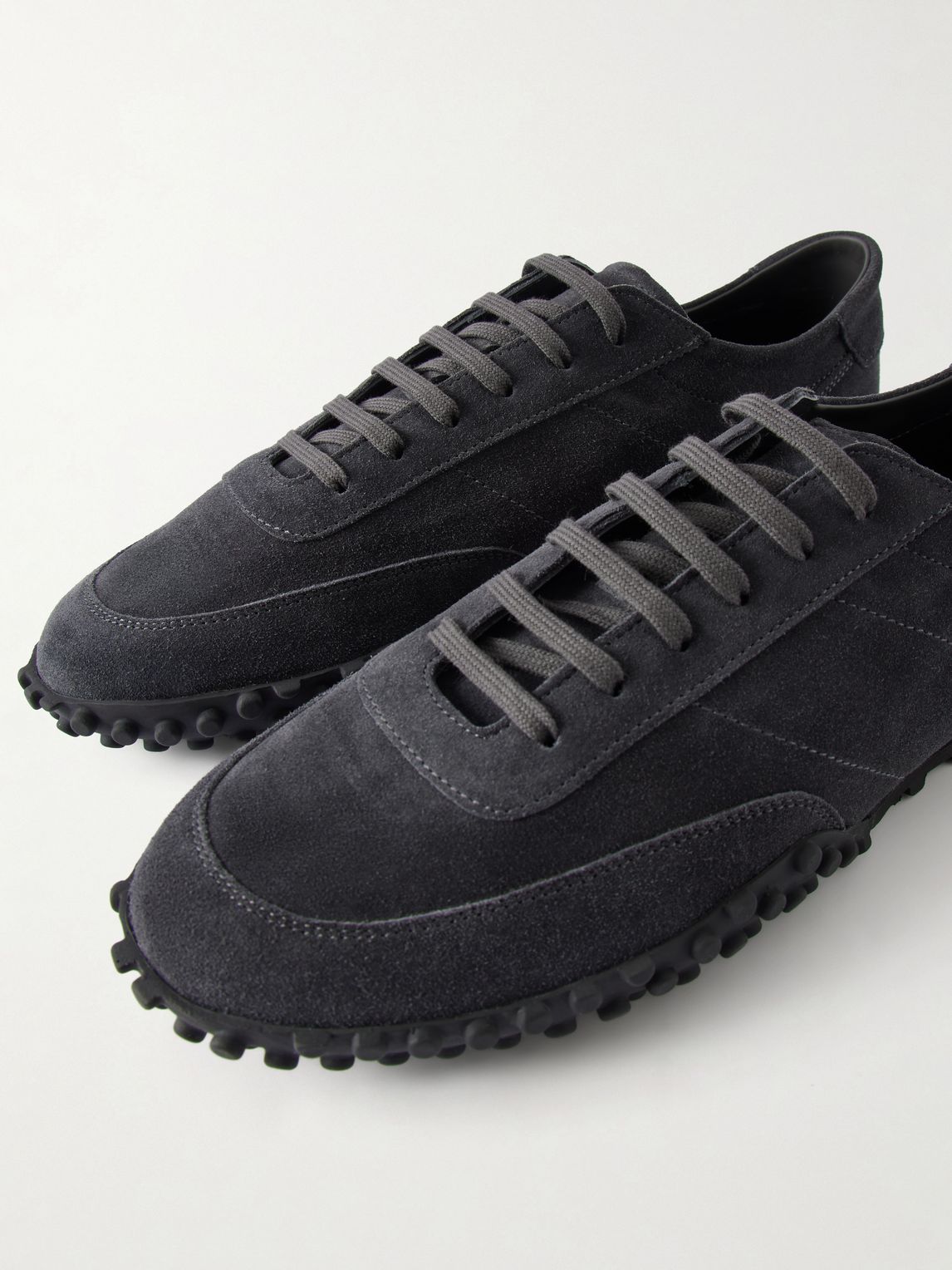 COMMON PROJECTS 스웨이드 스니커즈