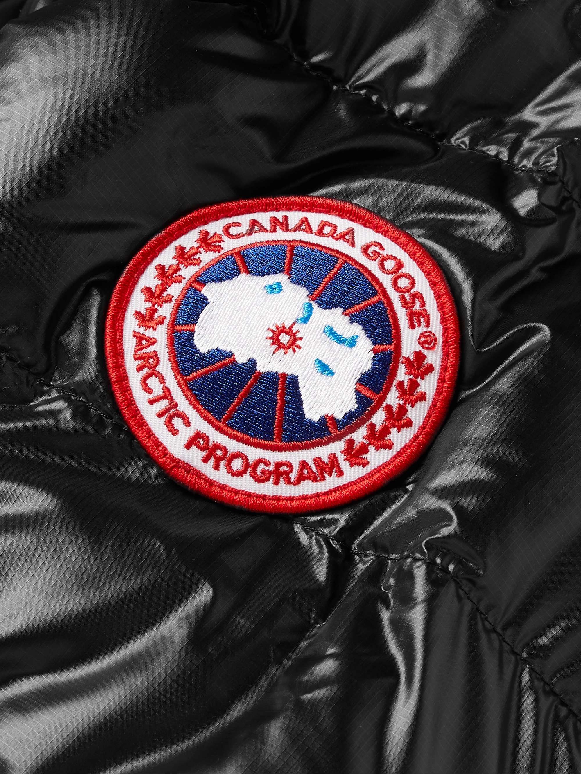 CANADA GOOSE جاكيت Crofton من نايلون ريبستوب المُعاد تدويره بقصّة ضيقة محشو بالزغب ومبطن